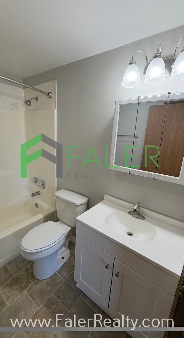 Building Photo - 2 Bed, 1.5 Bath Townhome