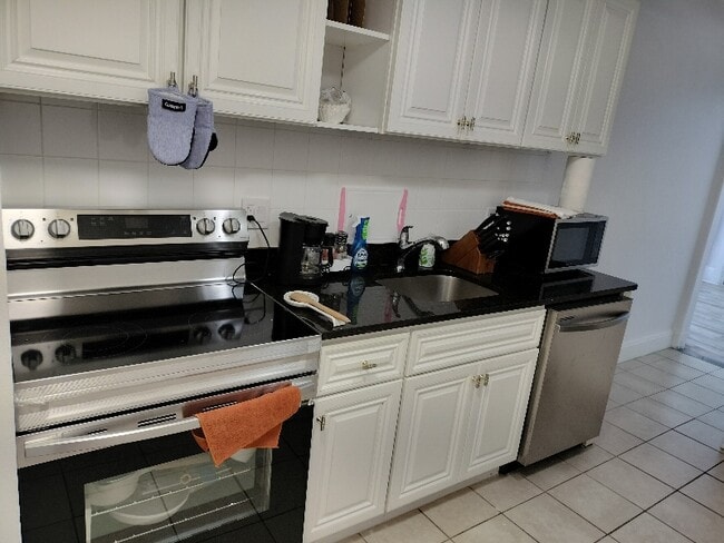 Building Photo - 56 Park Vale Ave