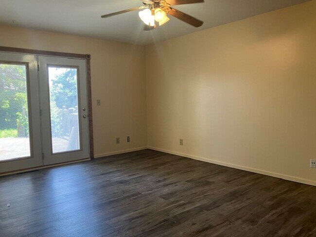 Building Photo - Kenosha Properties