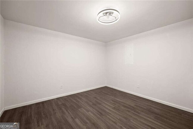 Building Photo - 5485 Mercedes Dr