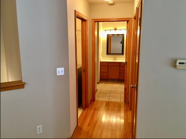 Building Photo - Adorable 2 bed 2 bath in Forest Hills Dist...