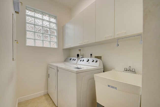 Building Photo - 9925 Via Elegante