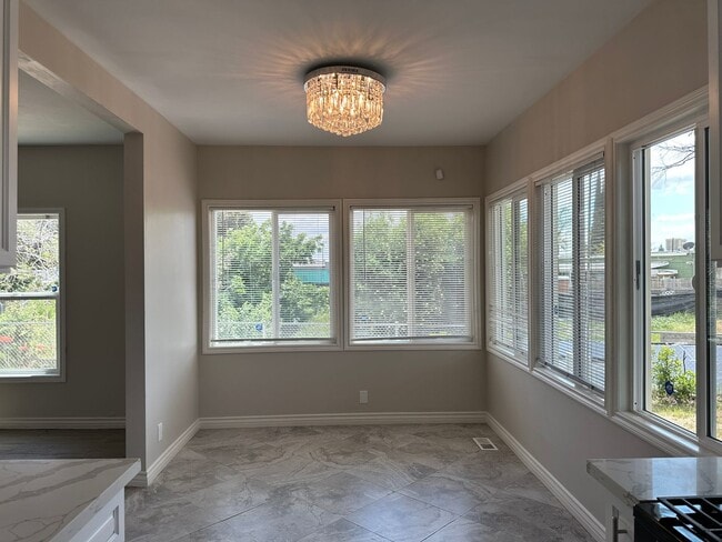 Building Photo - Newly Renovated-Victorian Style home San B...