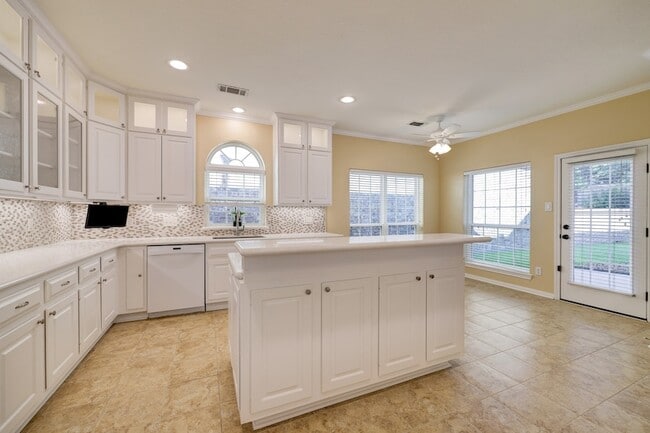 Building Photo - 5022 Coral Gables Dr