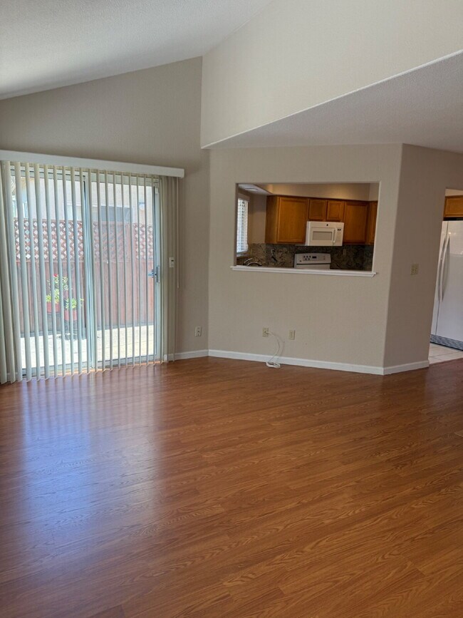 Building Photo - Charming 3 Bedroom 2.5 Bathroom Home in Pr...
