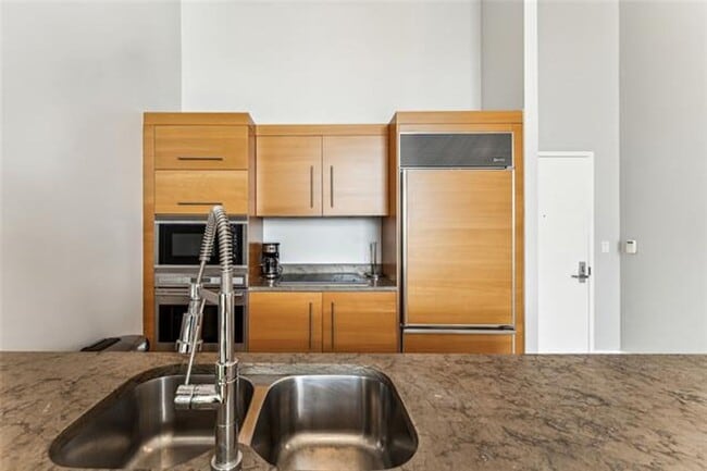 Building Photo - 465 Brickell Ave