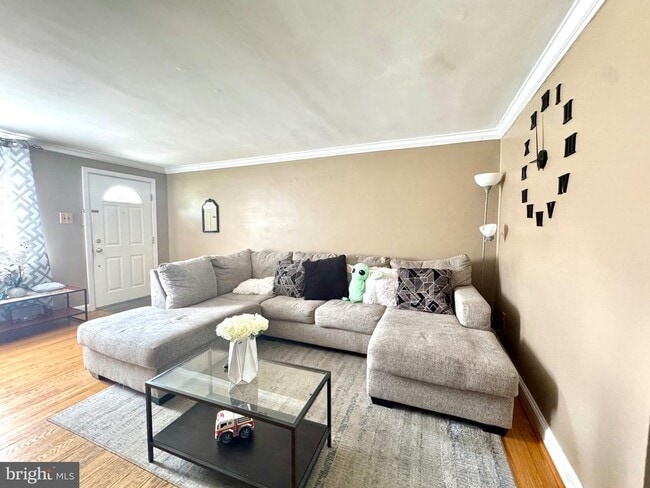 Building Photo - 827 Hampshire Rd