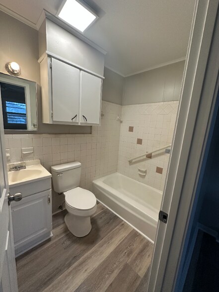 Building Photo - 123 S Sam Davis Ave