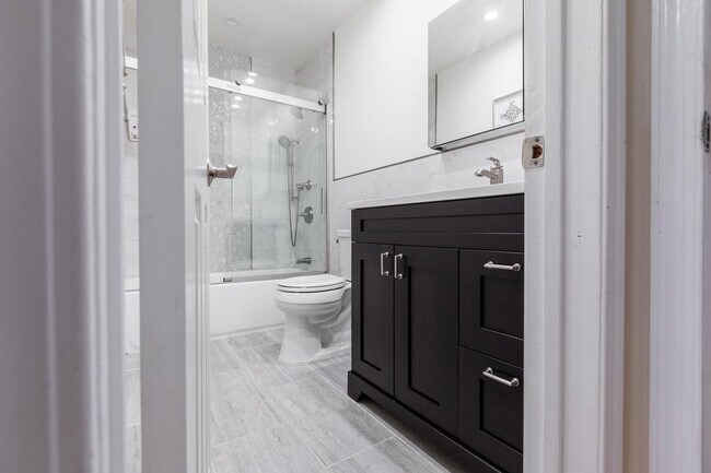 Building Photo - 366 Monmouth St