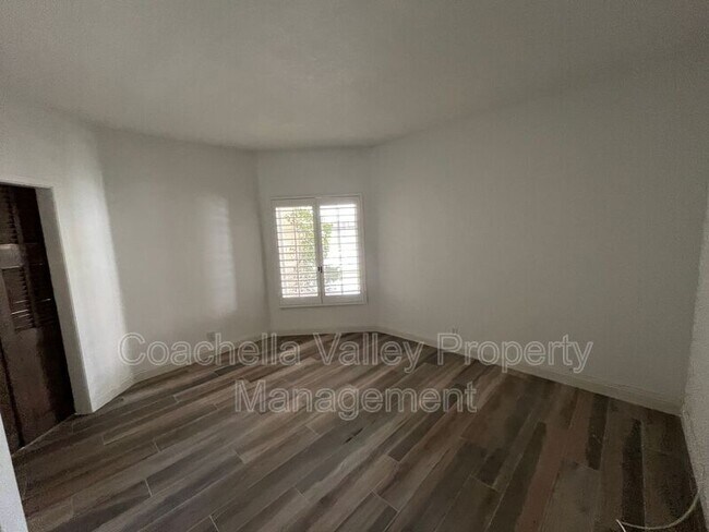 Building Photo - 289 Vista Royale Cir W