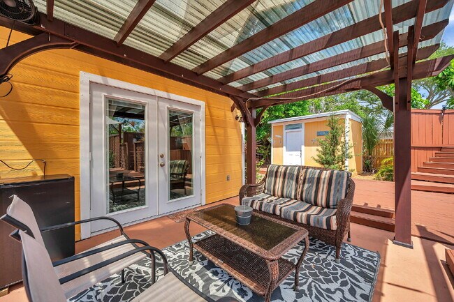 Building Photo - Fully Furnished Pool Home | Flexible Lease...