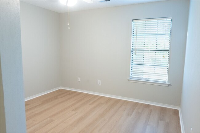 Building Photo - 654 Terry Ave