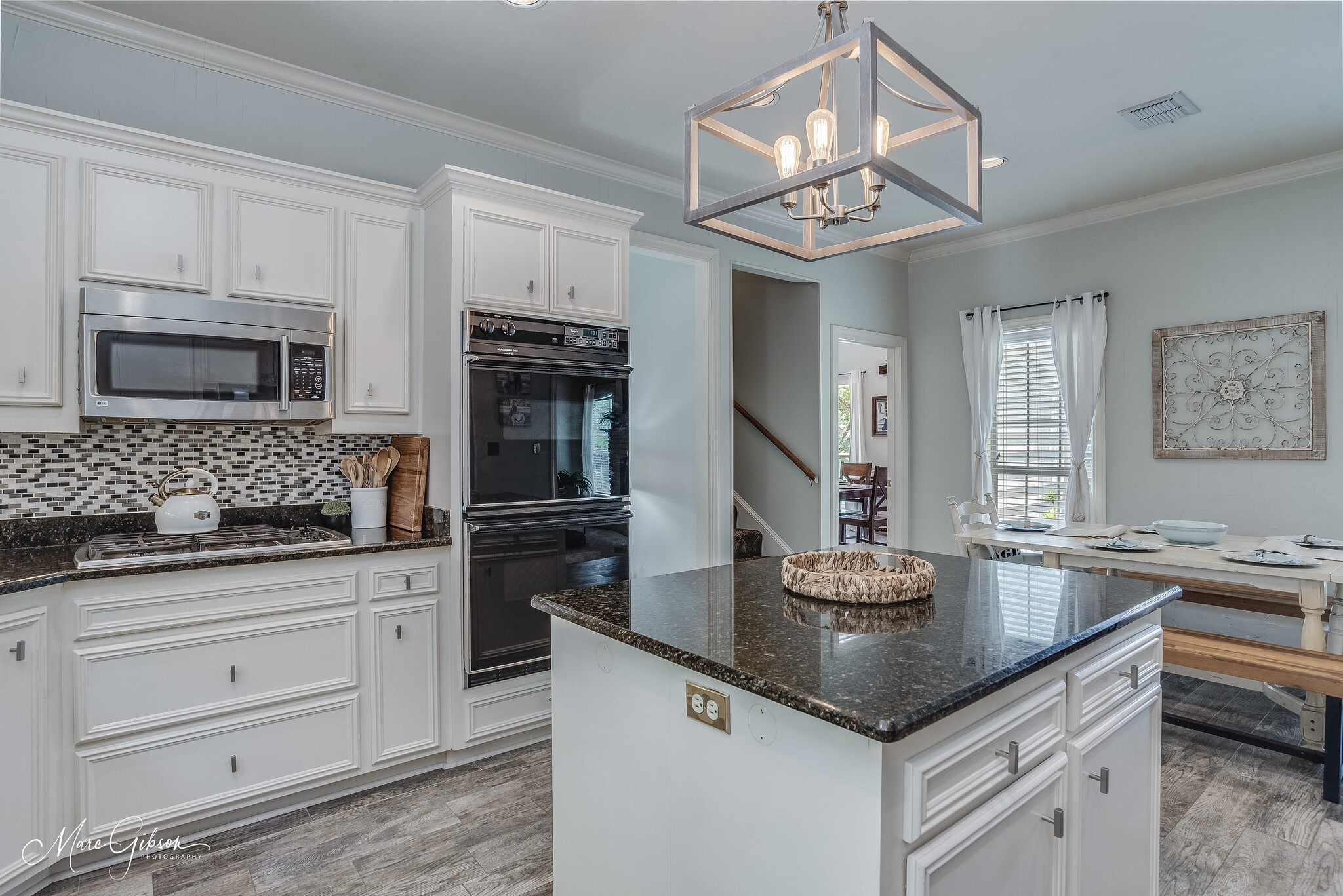 Building Photo - 1260 Capilano Dr