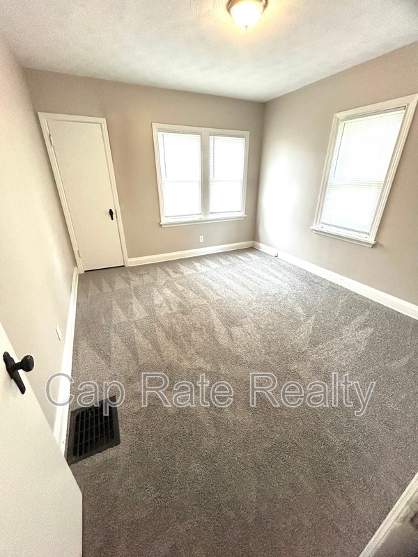 Building Photo - 1366 Duxberry Ave