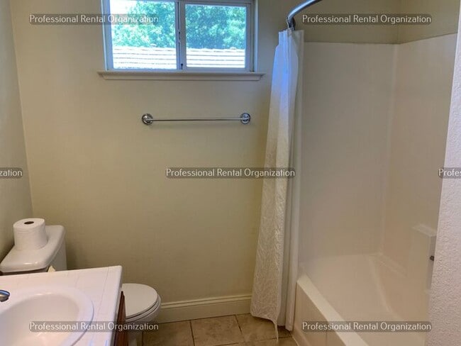 Building Photo - Beautiful Eastside 4 Bedroom, 3 Full baths in quiet neighborhood