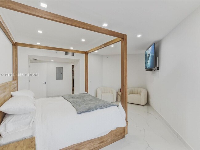 Building Photo - 3000 Island Blvd