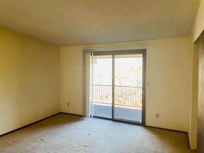 Building Photo - Village of Oak Creek condo.
