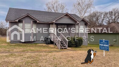 Building Photo - Updated Three Bedroom Two Bath Rental!