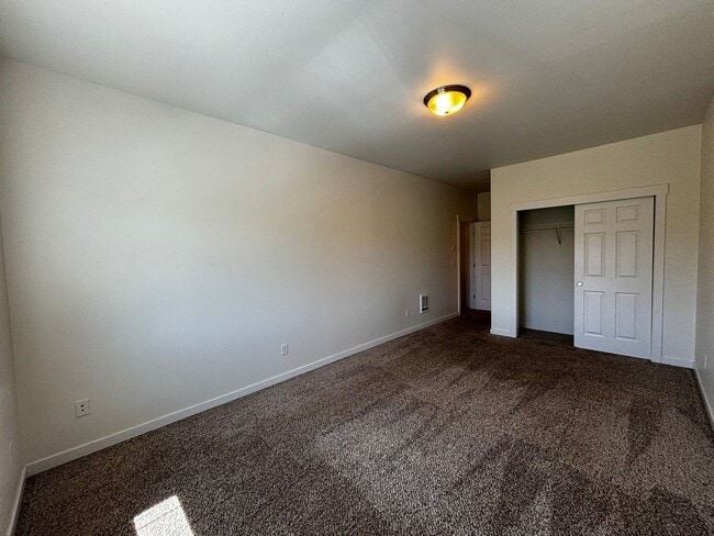 Building Photo - 3 Bed 2.5 Bath Lynden Townhome