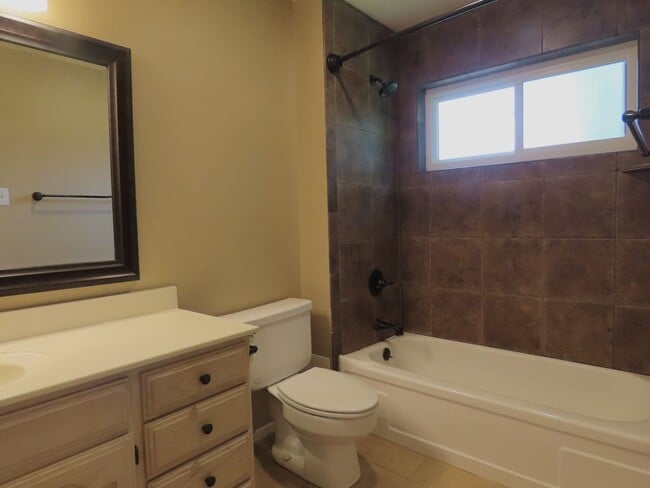 Building Photo - South Tyler! Lovely 3 Bedroom, 2 Bath Hous...