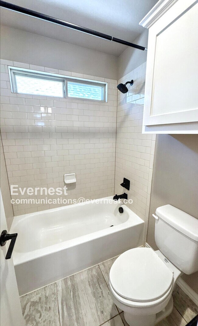 Building Photo - 306 Greenhill St