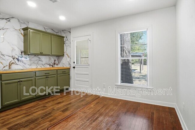 Building Photo - 410 McCarty St