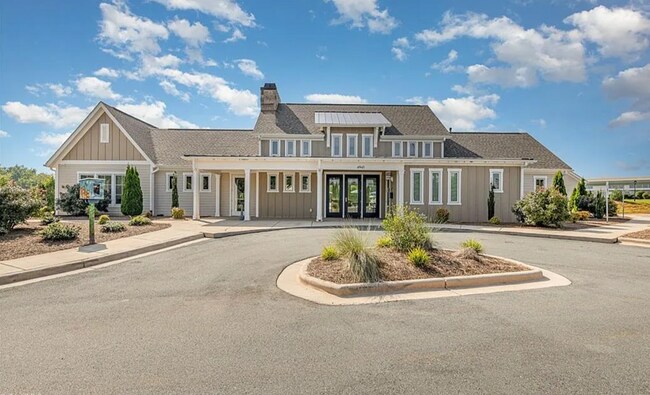 Building Photo - Beautifully 4-bedroom, 2.5-bathroom spacio...