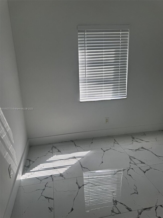 Building Photo - 345 SW 49th Ave