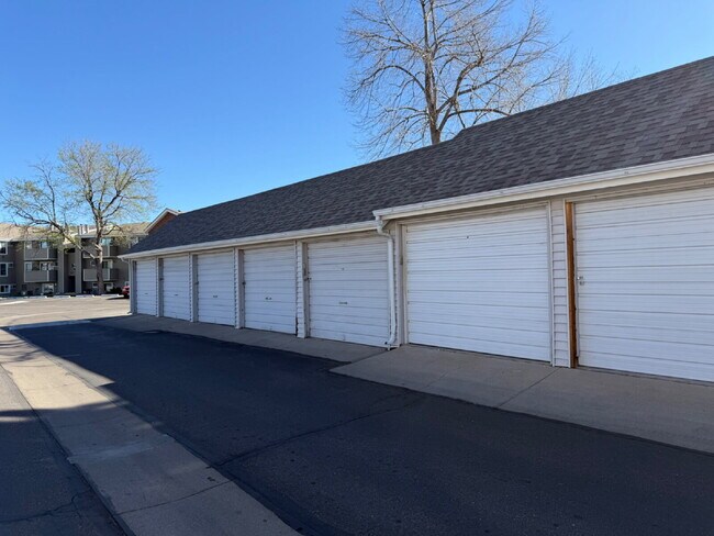 Building Photo - Ground Level 1 Bedroom/1 Bathroom Condo Located In Gated Oak Park Community! (Available Immediately)