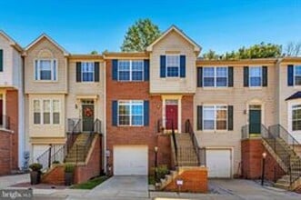 Building Photo - WELL MAINTAINED TOWNHOUSE WITH ONE CAR GARAGE, DECK,