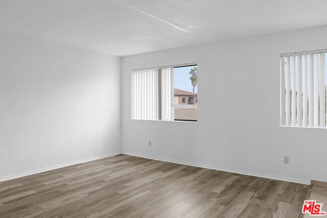 Building Photo - 324 Stepney St