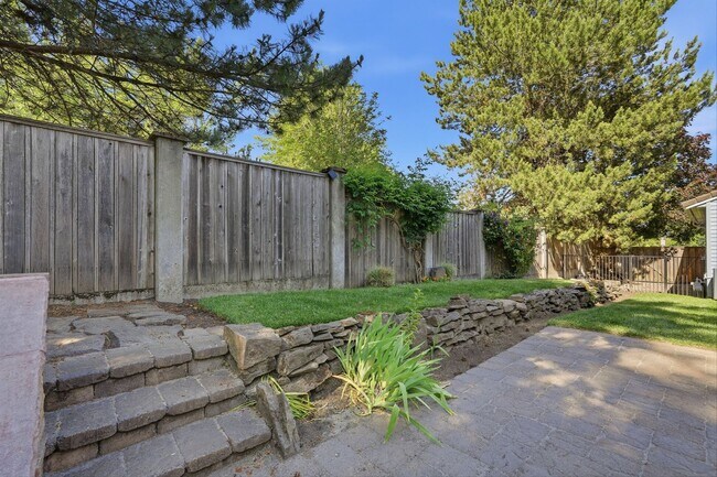Building Photo - 17903 Ridge Lake Dr