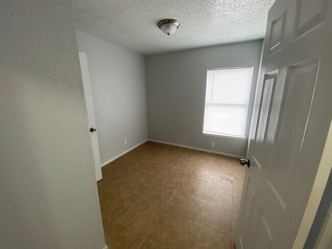 Building Photo - Comfortable 2BR/1BA- Home Available Now!