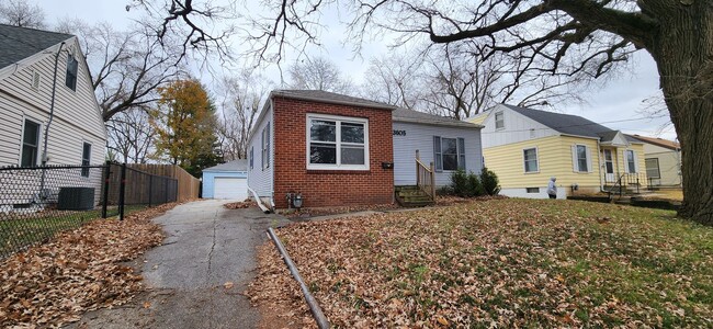 Building Photo - Beaverdale! 2 Bedroom, 1 Bathroom home with detached garage