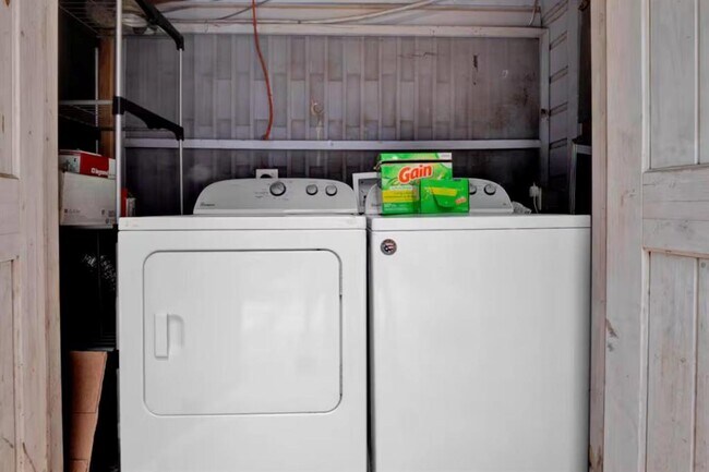 Building Photo - 211 Lessin Ln