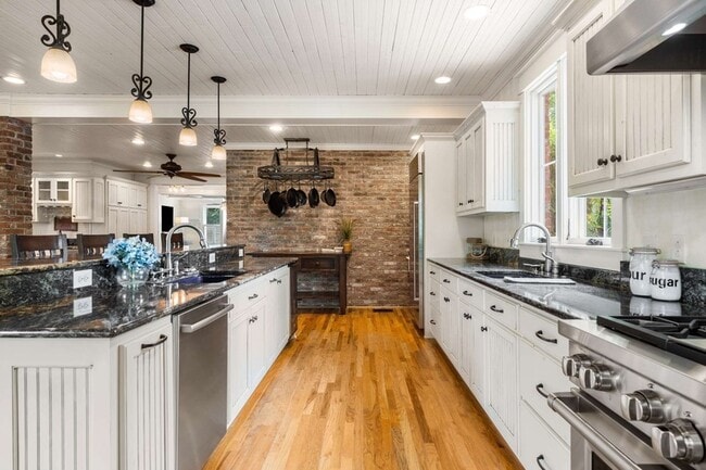 Building Photo - 405 Webb Rd W