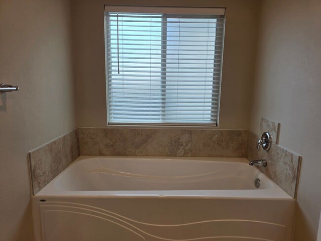 Building Photo - 4 Bedroom Home in Soundview Estates!