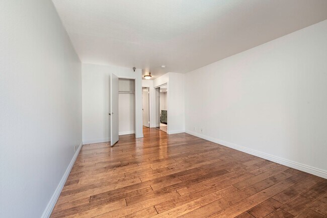 Building Photo - Modern Condo with over 1300 Square Feet wi...