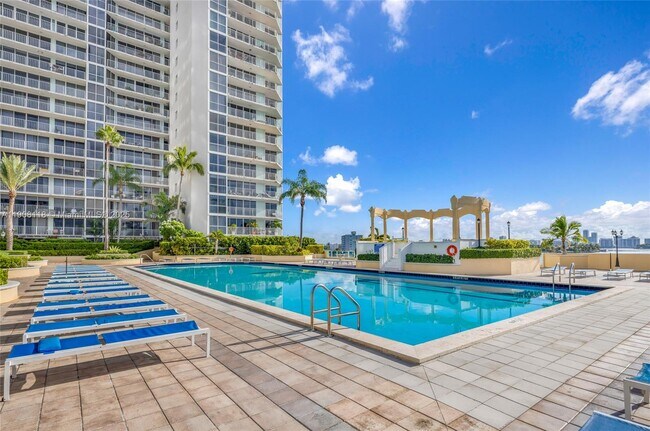 Building Photo - 7601 E Treasure Dr