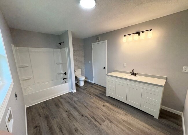 Building Photo - Spacious & Updated 4 Bedroom Home!