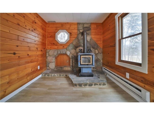 Building Photo - 3 Bedroom, 2 Bathroom Single Family House
