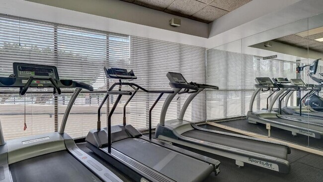 Building Photo - 2555 Collins Ave