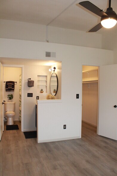 Primary bedroom, bath, walk-in closet - 2188 N Pantano Rd