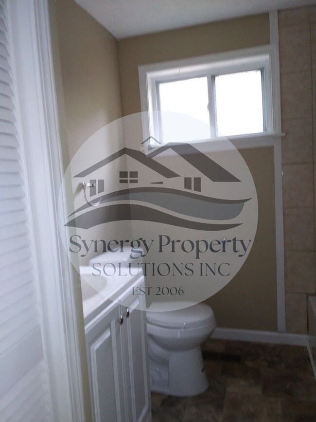Building Photo - MADISON RANCH WITH 2 BATHS!