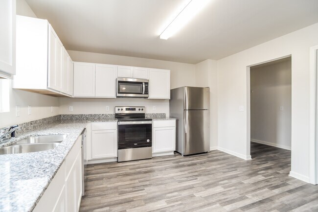 Building Photo - 4033 Lake Russell Dr