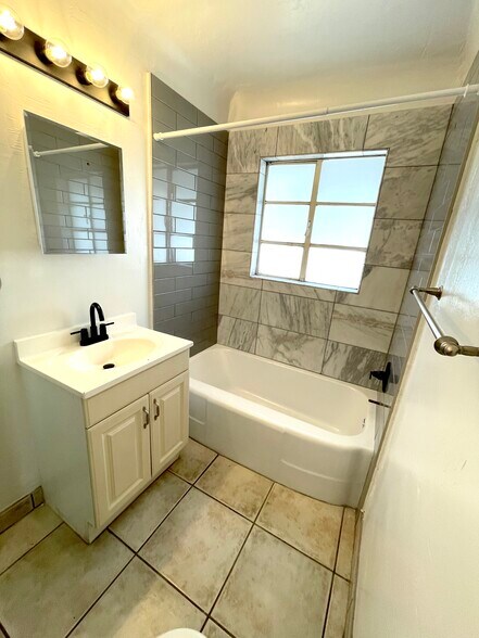 Marble Tile Bathroom - 1401 W Clarendon Ave
