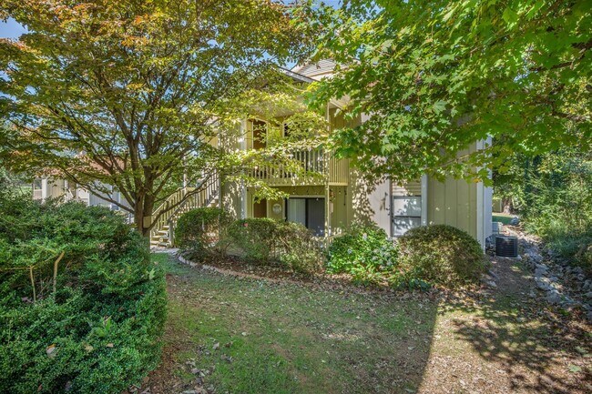 Building Photo - Lovely South Asheville Condo