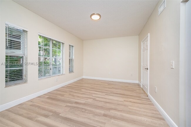 Building Photo - 2482 Centergate Dr