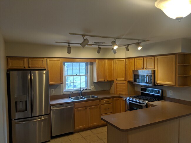 Kitchen with stainless steel appliances and lots of cabinet space and room for a dinette table - 46675 Winchester Dr