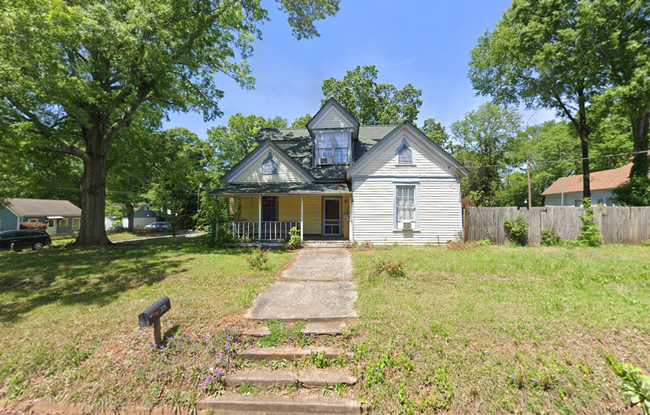 Building Photo - Cute 3 bedroom 1 bath house in historic Bu...